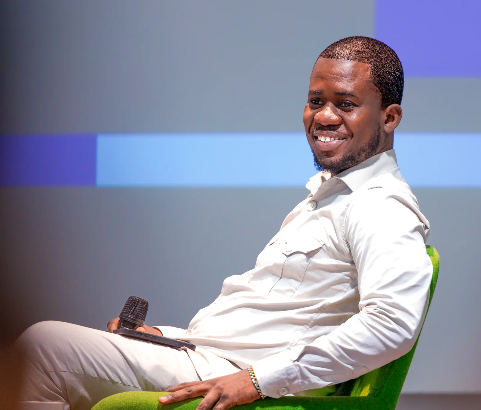 Trésor Dimandja assis avec un microphone lors d’un échange.